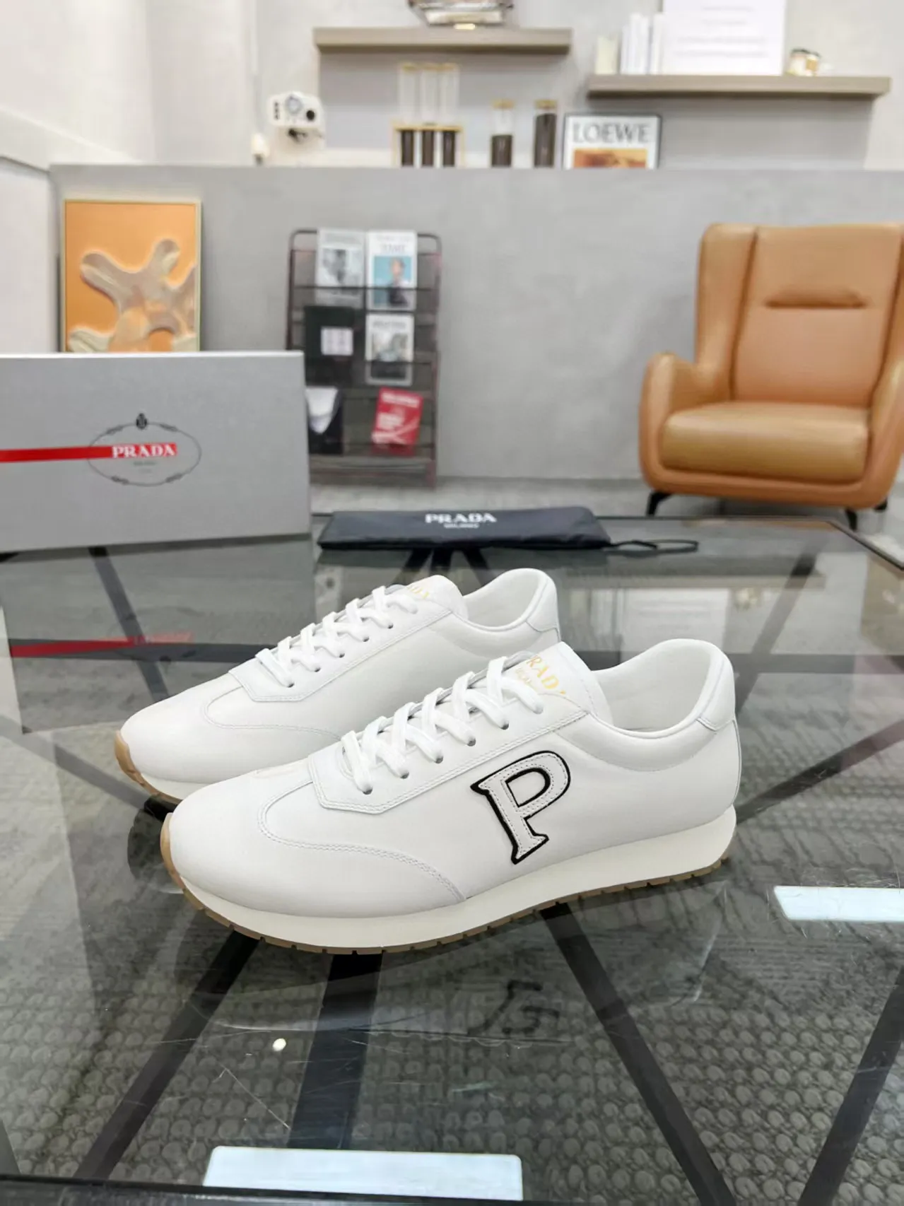 Factory price: 400💰Prada new men's leather sports shoes, the highest version on the market, any comparison is welcome🆚! The original leather has excellent texture and is super high-end! Fetal sheep net lining imported from Italy, removable pad! Luxurious materials and fine workmanship, highly recommended! Code number: 38-44, customized 45